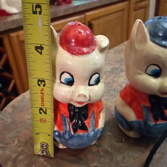 Charming Pigs In Overalls With Red Hats Ceramic Salt and Pepper Shakers. - Picture 7 of 9